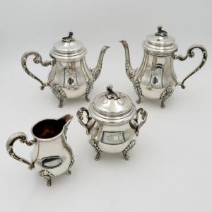 Service à thé / café en métal argenté de style Louis XV, XXe siècle. 