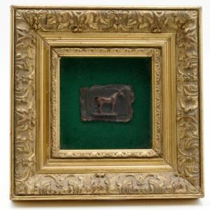 [Curiosité] Petite plaque représentant un cheval en bronze sous verre, fin du XIXe siècle.