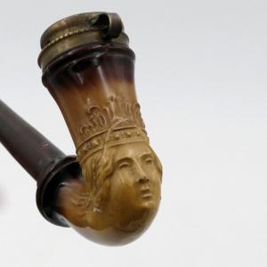 Pipe en terre cuite émaillée, « Visage de femme », XXe Siècle.