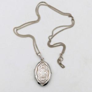 Solid Silver Photo Holder Pendant With Its Chain, Mid-20th Century. 