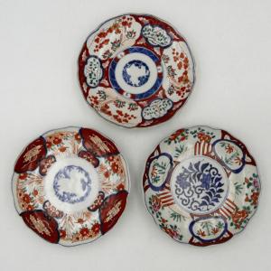 Trois assiettes en porcelaine Imari, Japon, fin XIXe siècle.