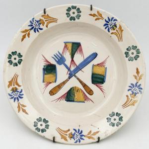 Portugal, assiette en faïence, « Couverts et tranches de poisson », XIXe siècle.