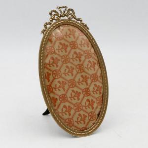 Cadre &agrave; photo ovale en bronze et laiton de style Louis XVI, fin XIXe si&egrave;cle. 
