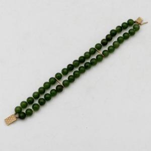 Bracelet or massif et deux rangs de perles de jade vert, milieu XXe siècle.
