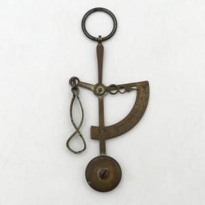 Pèse-lettre miniature de poche en laiton marqué N B déposé, XIXe siècle.