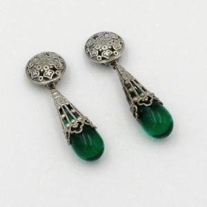 Longues boucles d'oreilles pendantes, gouttes façon émeraude, vers 1940.