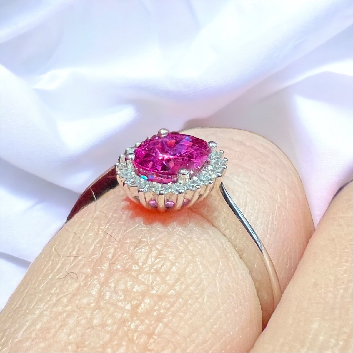 Bague de fiançailles 18 Carat Sertie Saphir Rose Entouré De Diamants-photo-2