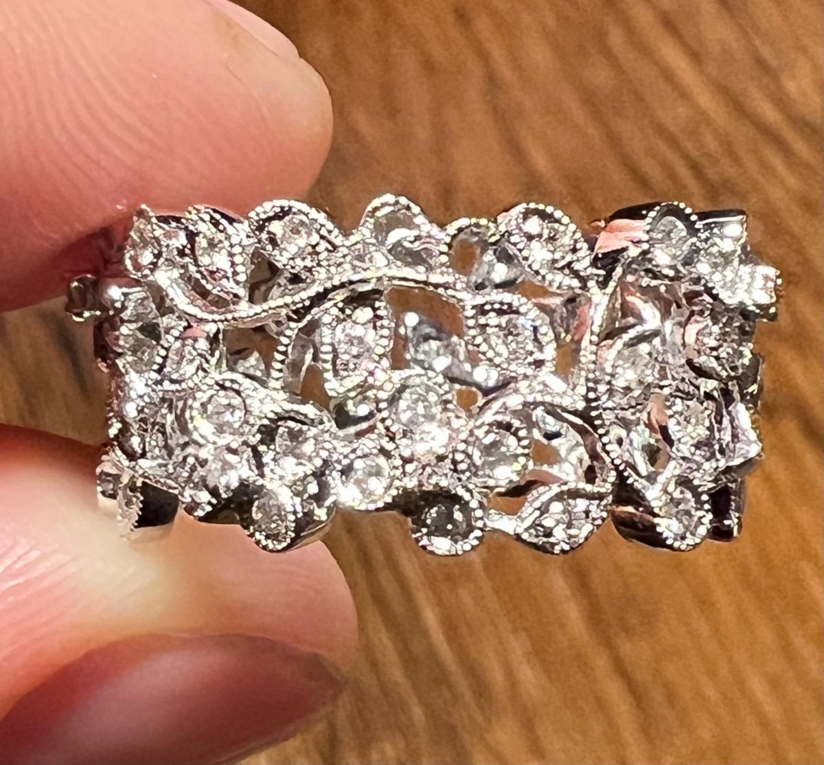 Diamond Wedding Ring In White Gold Crafted With Flower Motifs-photo-2