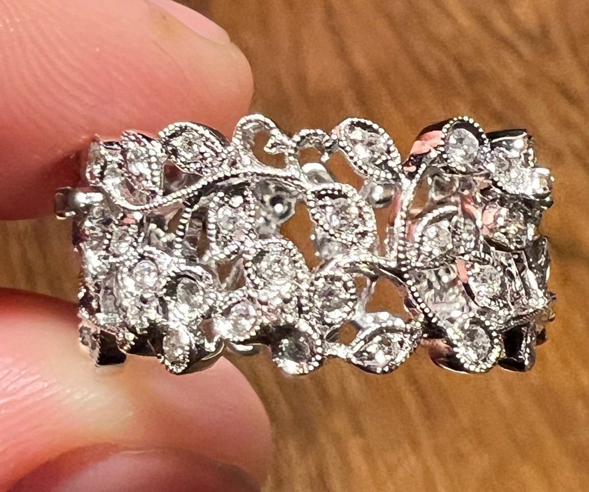 Diamond Wedding Ring In White Gold Crafted With Flower Motifs-photo-3