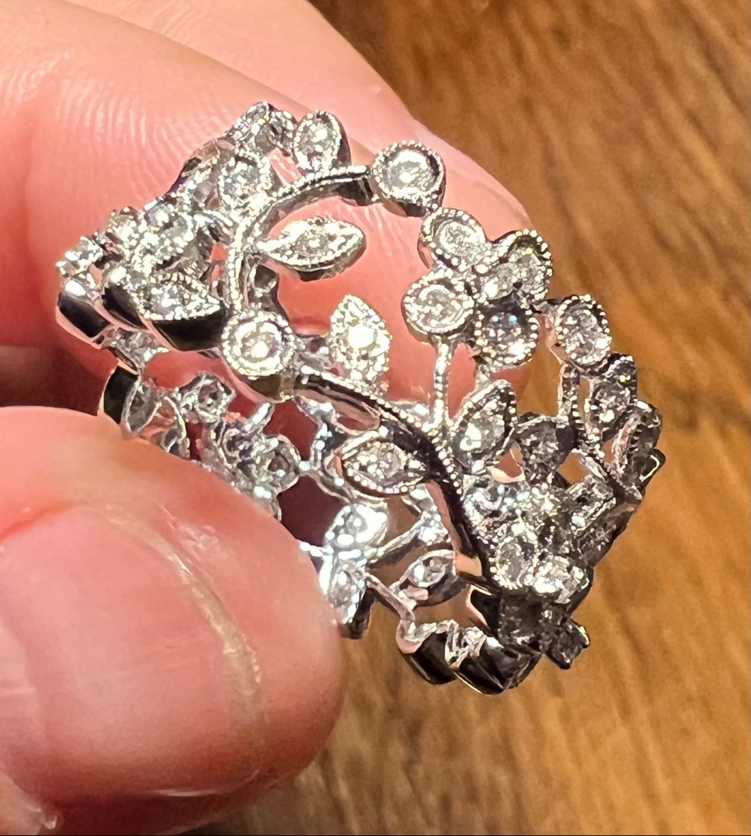 Diamond Wedding Ring In White Gold Crafted With Flower Motifs-photo-5