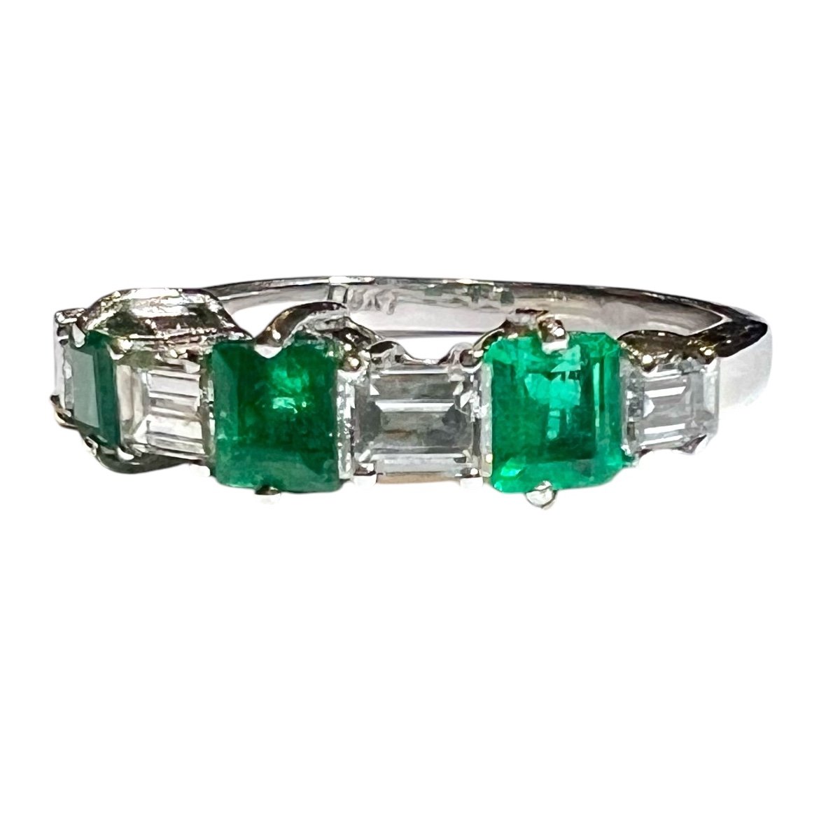 Bague demi-alliance vintage émeraudes, diamants baguette, or blanc 18 ct-photo-2