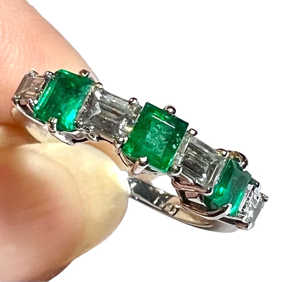 Bague demi-alliance vintage émeraudes, diamants baguette, or blanc 18 ct-photo-3