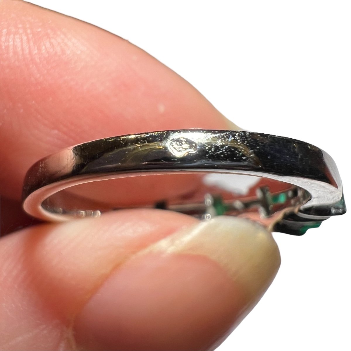 Bague demi-alliance vintage émeraudes, diamants baguette, or blanc 18 ct-photo-4