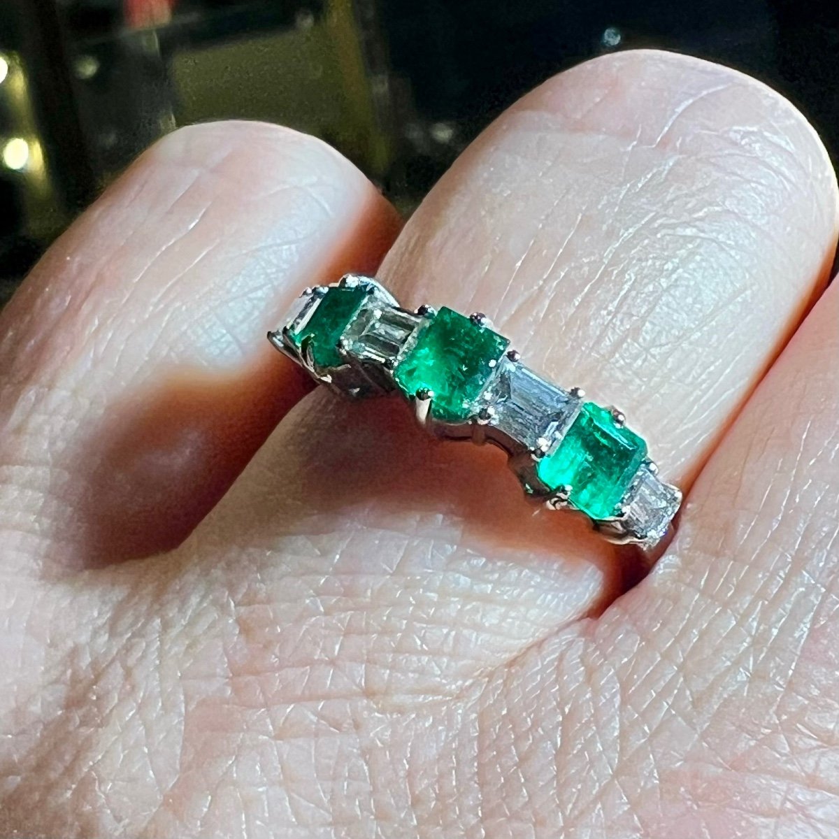 Bague demi-alliance vintage émeraudes, diamants baguette, or blanc 18 ct-photo-3
