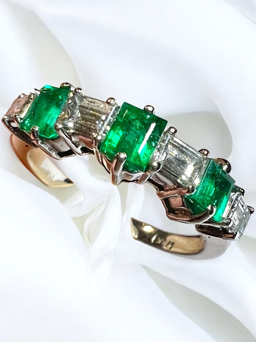 Bague demi-alliance vintage émeraudes, diamants baguette, or blanc 18 ct