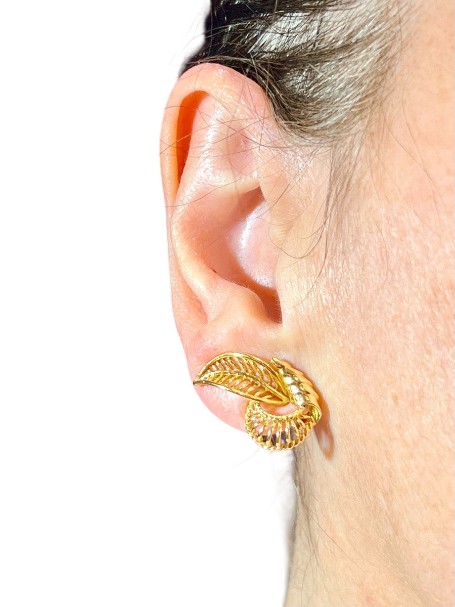 French 1950s Sculptural Clip-on Earrings In 18k Rose-tinted Gold – Mid-century Modern Volute Le-photo-1