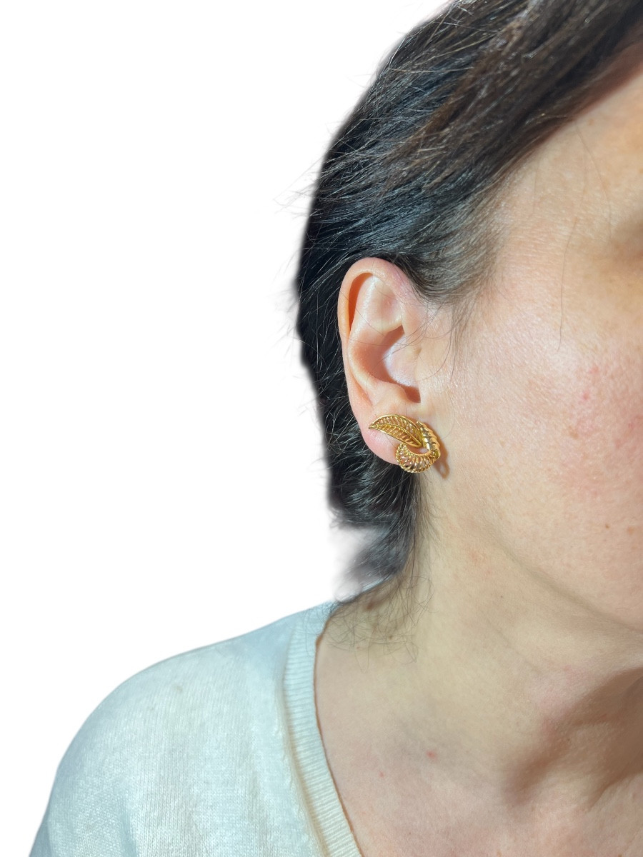 French 1950s Sculptural Clip-on Earrings In 18k Rose-tinted Gold – Mid-century Modern Volute Le-photo-4