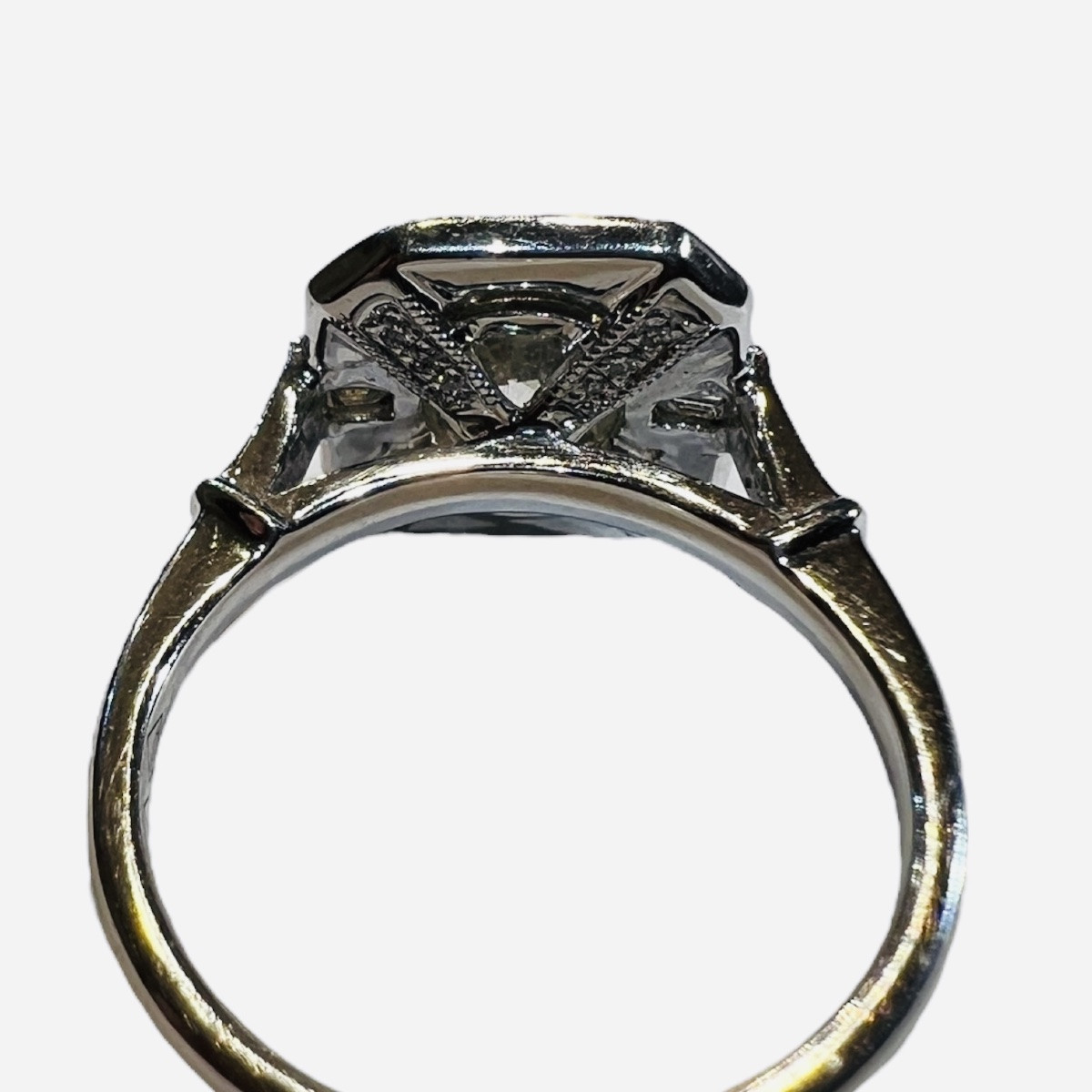 Art Deco Style Ring In 18k White Gold – 1.01 Ct H-si Center Diamond, Refined Pavé Setting-photo-3