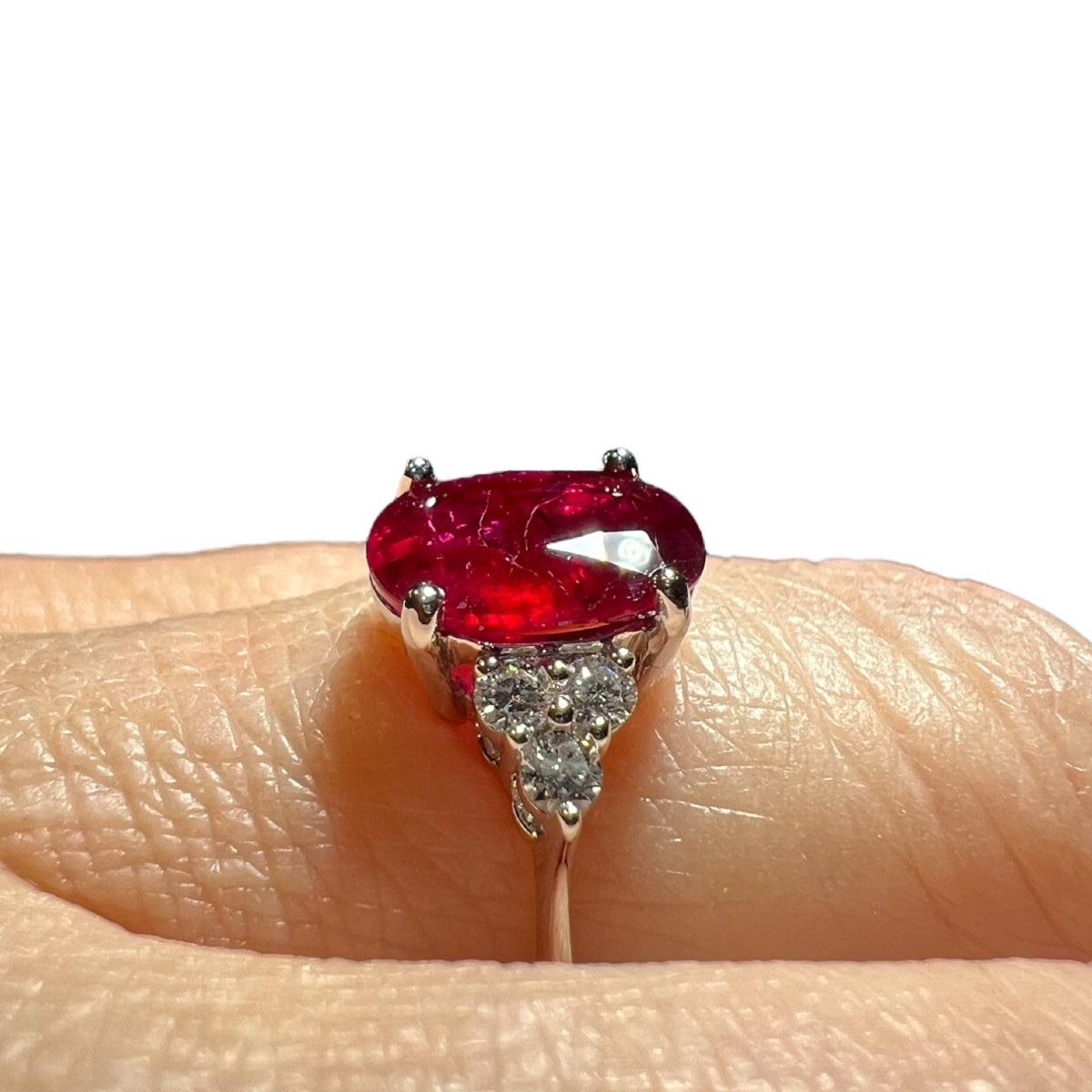 18k White Gold Ring Set With A 2.04 Ct Natural Ruby – Intense Red & Diamond Brilliance-photo-4