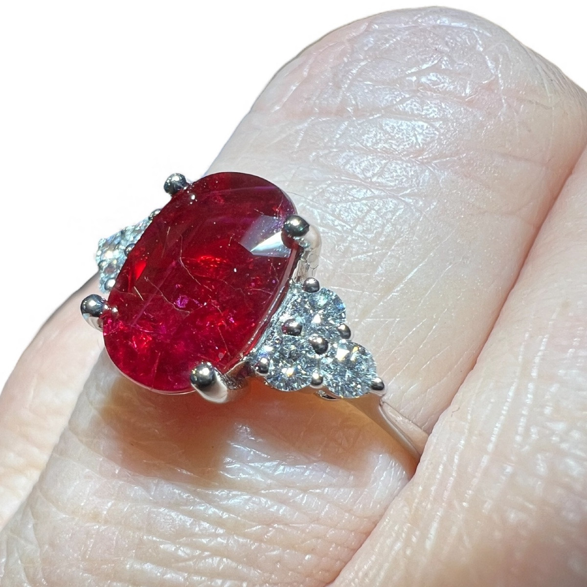 18k White Gold Ring Set With A 2.04 Ct Natural Ruby – Intense Red & Diamond Brilliance-photo-1