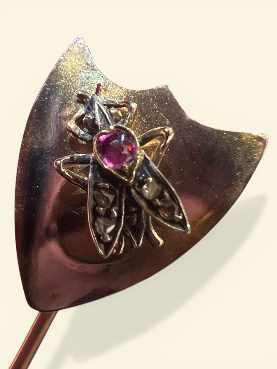 Antique Tie Pin, Late 19th Century, In 18-carat Gold, With A Stylized Fly, Rubies And Diamonds 