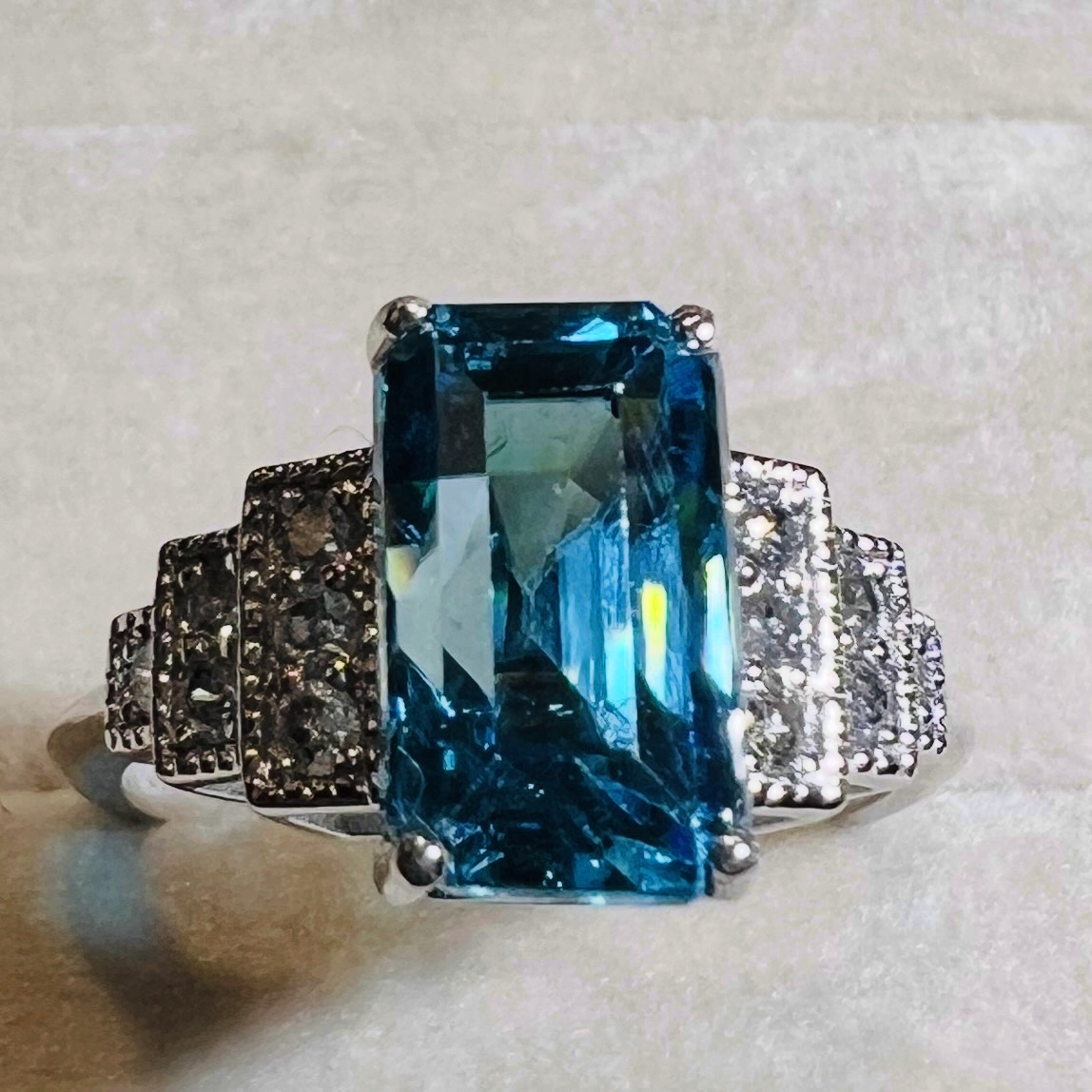 Bague en or blanc 18 ct, zircon bleu naturel 6 ct et diamants-photo-3