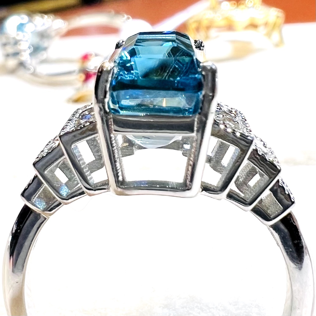 Bague en or blanc 18 ct, zircon bleu naturel 6 ct et diamants-photo-4