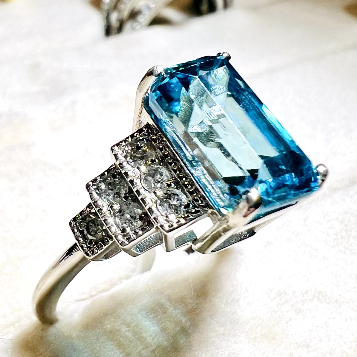 Bague en or blanc 18 ct, zircon bleu naturel 6 ct et diamants-photo-1
