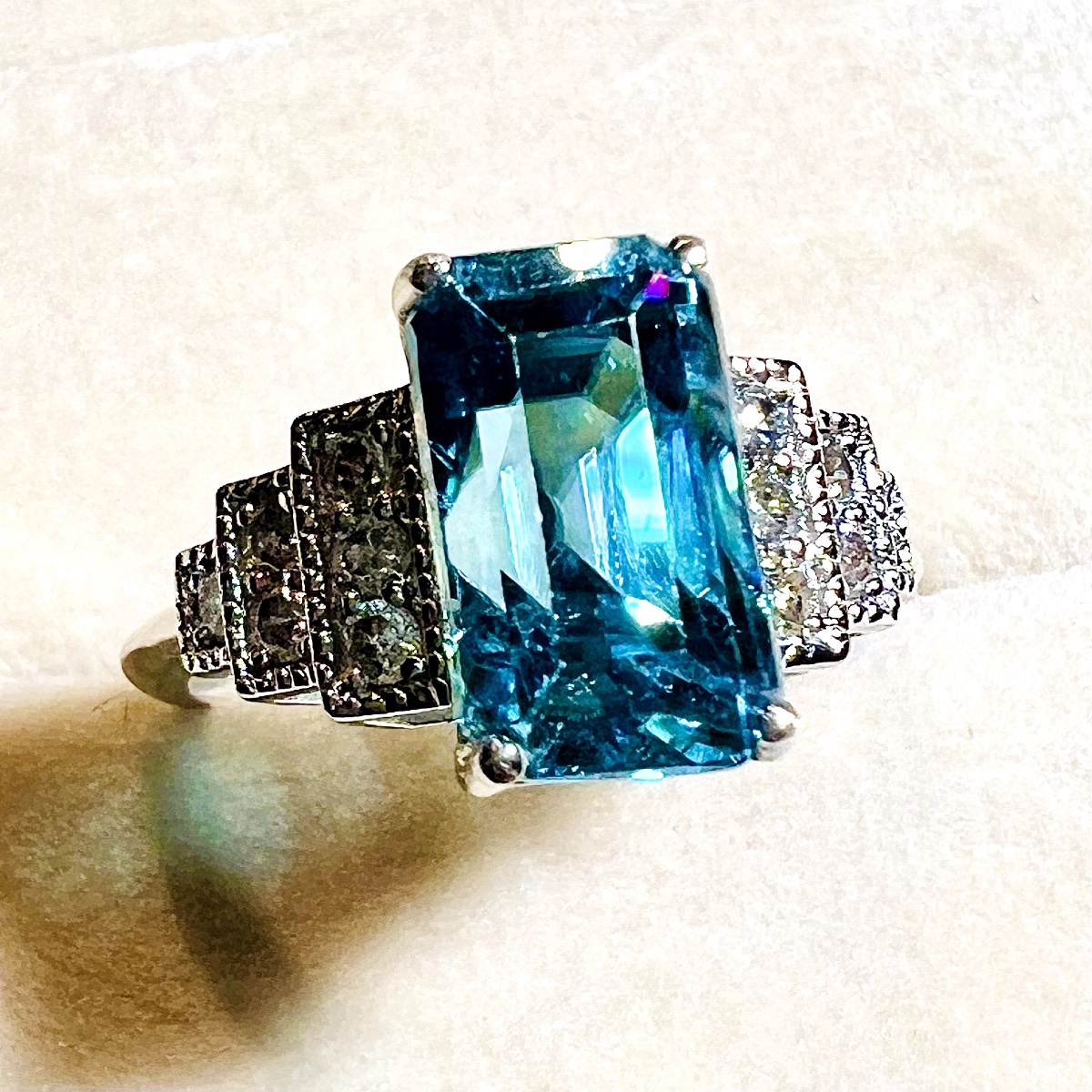 Bague en or blanc 18 ct, zircon bleu naturel 6 ct et diamants-photo-2