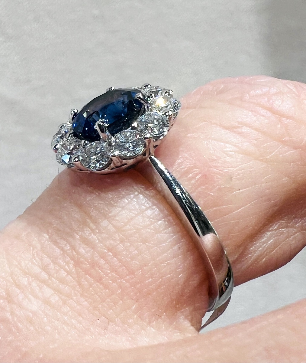 Bague Pompadour en or blanc 18 carats, saphir bleu roi de 1,29 ct et diamants-photo-4