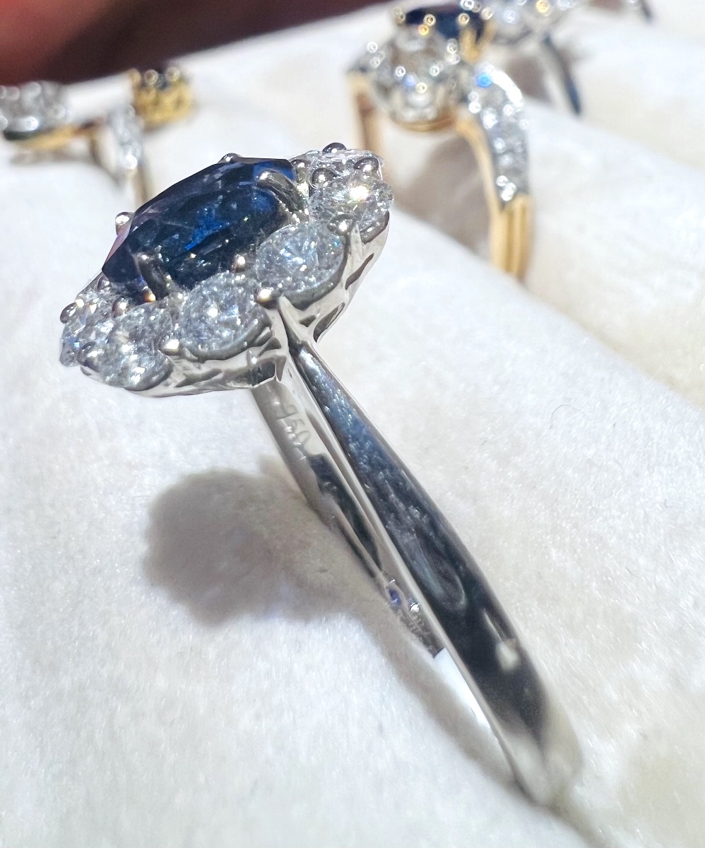Bague Pompadour en or blanc 18 carats, saphir bleu roi de 1,29 ct et diamants-photo-2