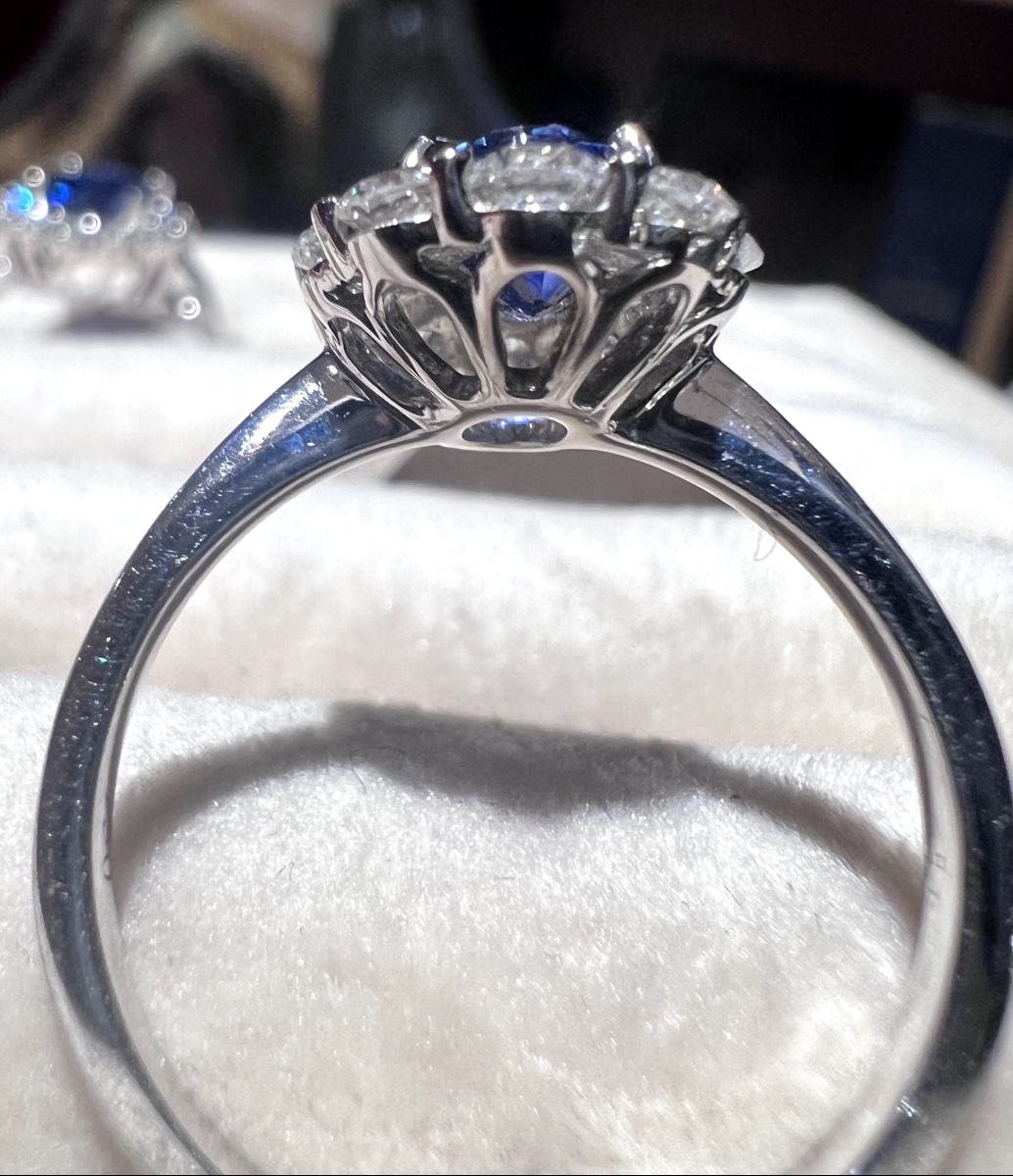 Bague Pompadour en or blanc 18 carats, saphir bleu roi de 1,29 ct et diamants-photo-4