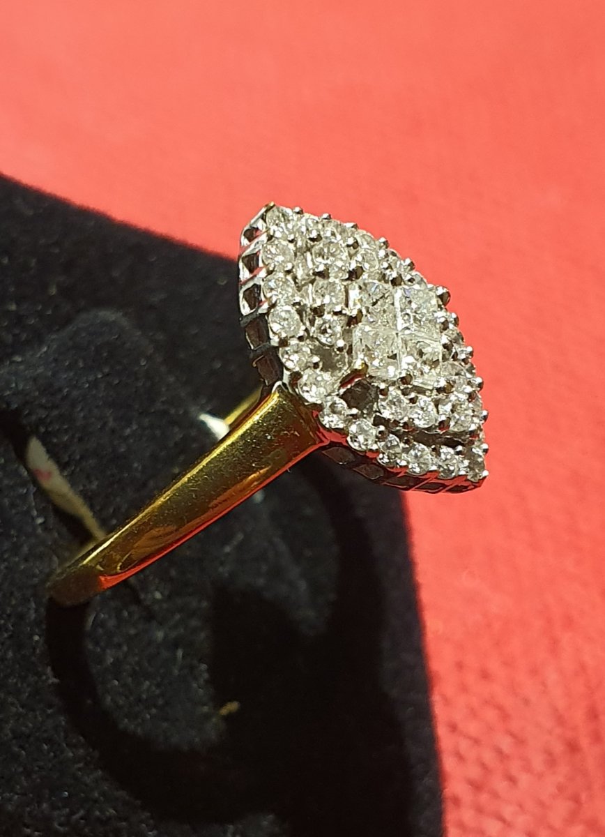 Bague Marquise en or 18ct sertie diamants taille moderne dont 4 taille princesse-photo-2