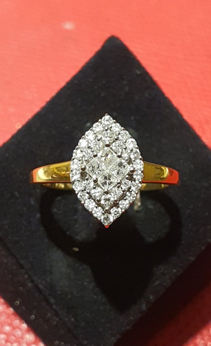 Bague Marquise en or 18ct sertie diamants taille moderne dont 4 taille princesse