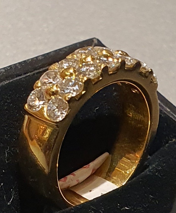 18ct Gold Ring Set With Modern Cut Diamonds-photo-3