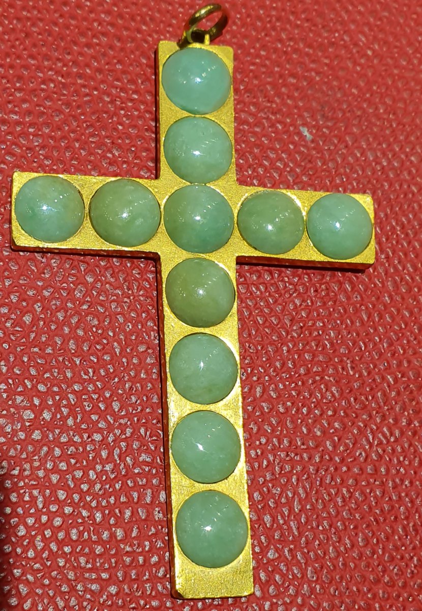 Croix En Or 18ct Sertie De 11 Cabochons De Jades 