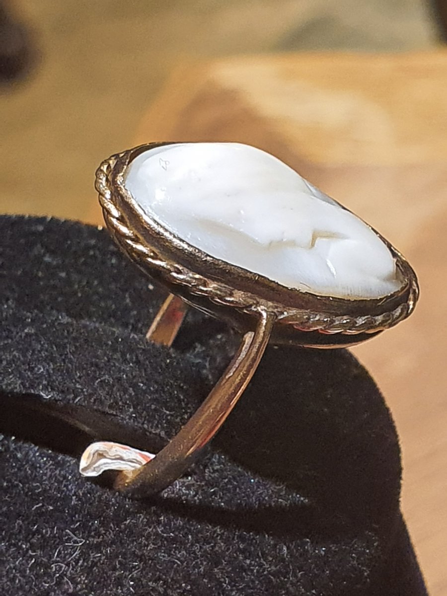 9ct Gold Ring Set With Seashell Cameo-photo-2