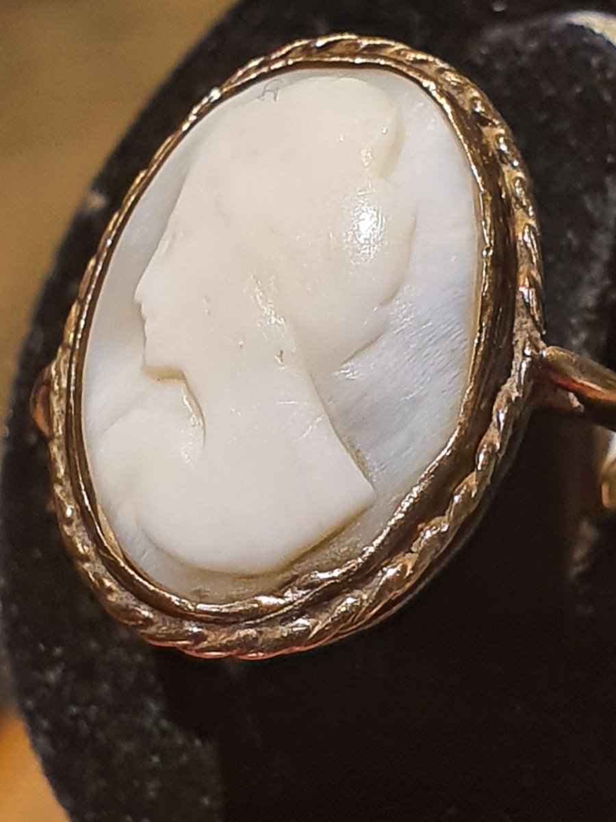 9ct Gold Ring Set With Seashell Cameo-photo-4