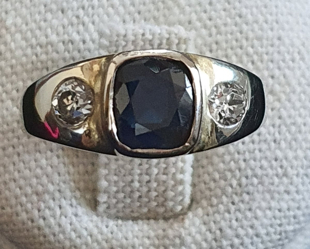 18ct Gold Ring Set With A Sapphire Surrounded By Two Old Cut Diamonds-photo-2