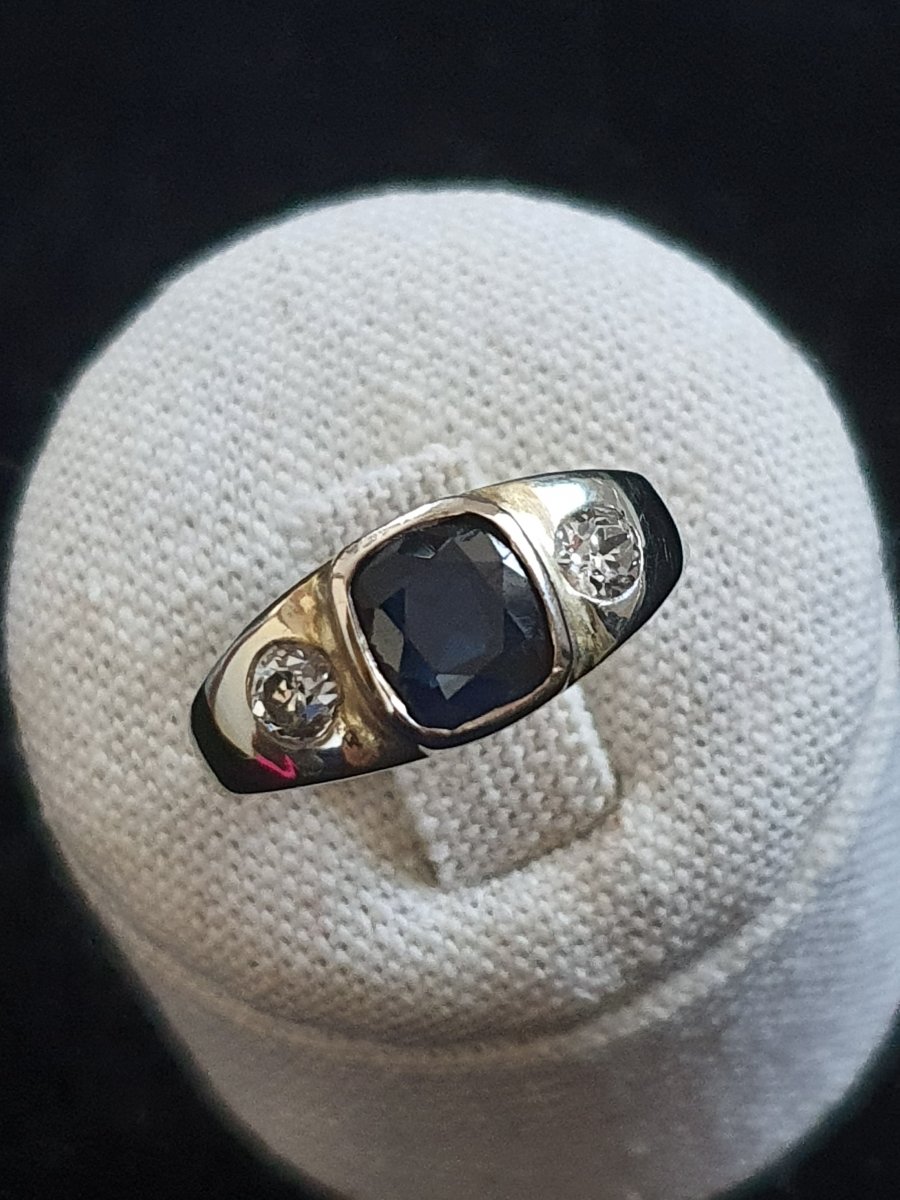 18ct Gold Ring Set With A Sapphire Surrounded By Two Old Cut Diamonds-photo-2