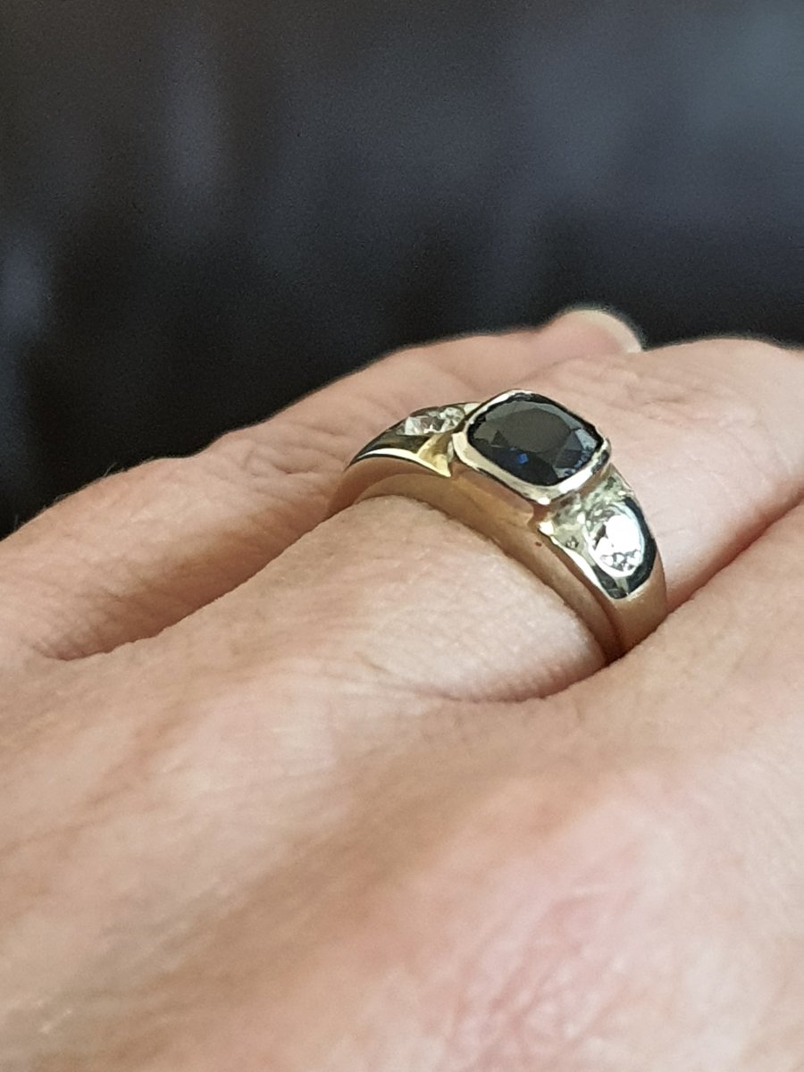 18ct Gold Ring Set With A Sapphire Surrounded By Two Old Cut Diamonds-photo-4