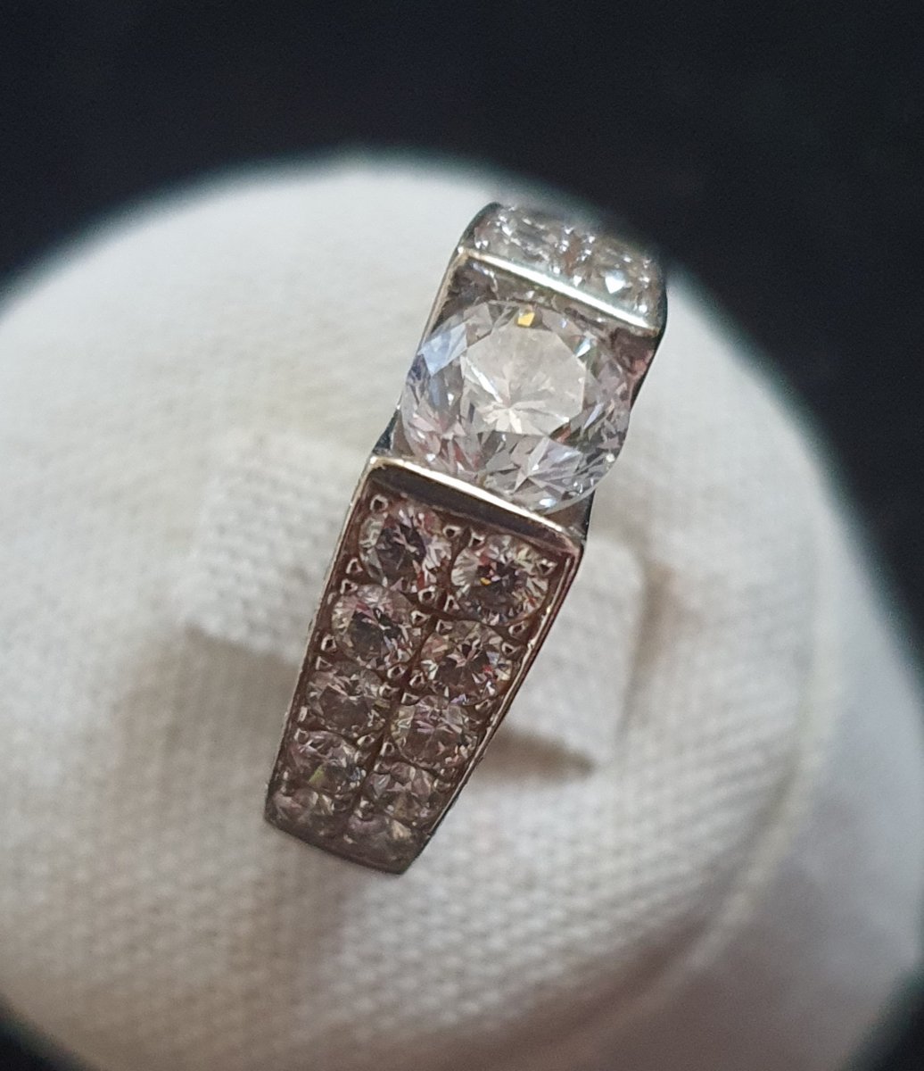 bague en or 18ct sertie d un diamant de 1ct entouré d un pavage de brillants pour 1,50ct-photo-3