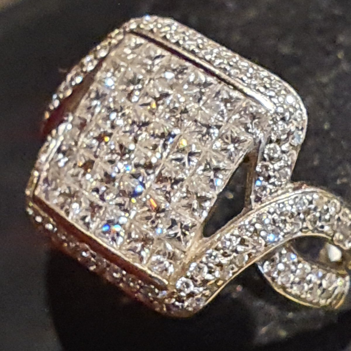 18ct Gold Ring Set With Pavé Diamonds.-photo-2