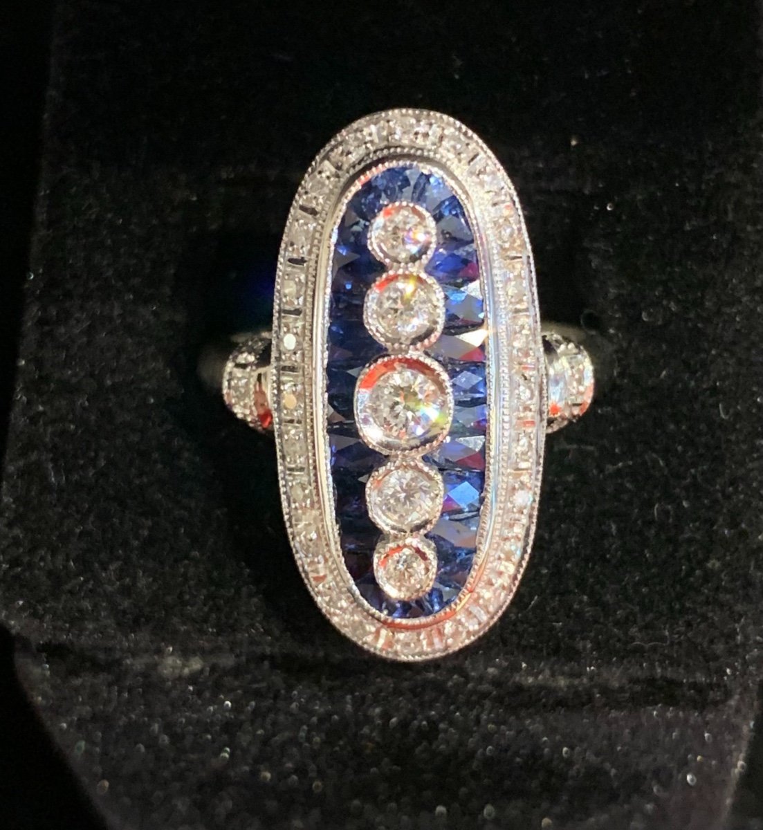 Bague marquise sertie de saphirs calibrés et brillants