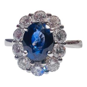 Bague Pompadour en or blanc 18 carats, saphir bleu roi de 1,29 ct et diamants