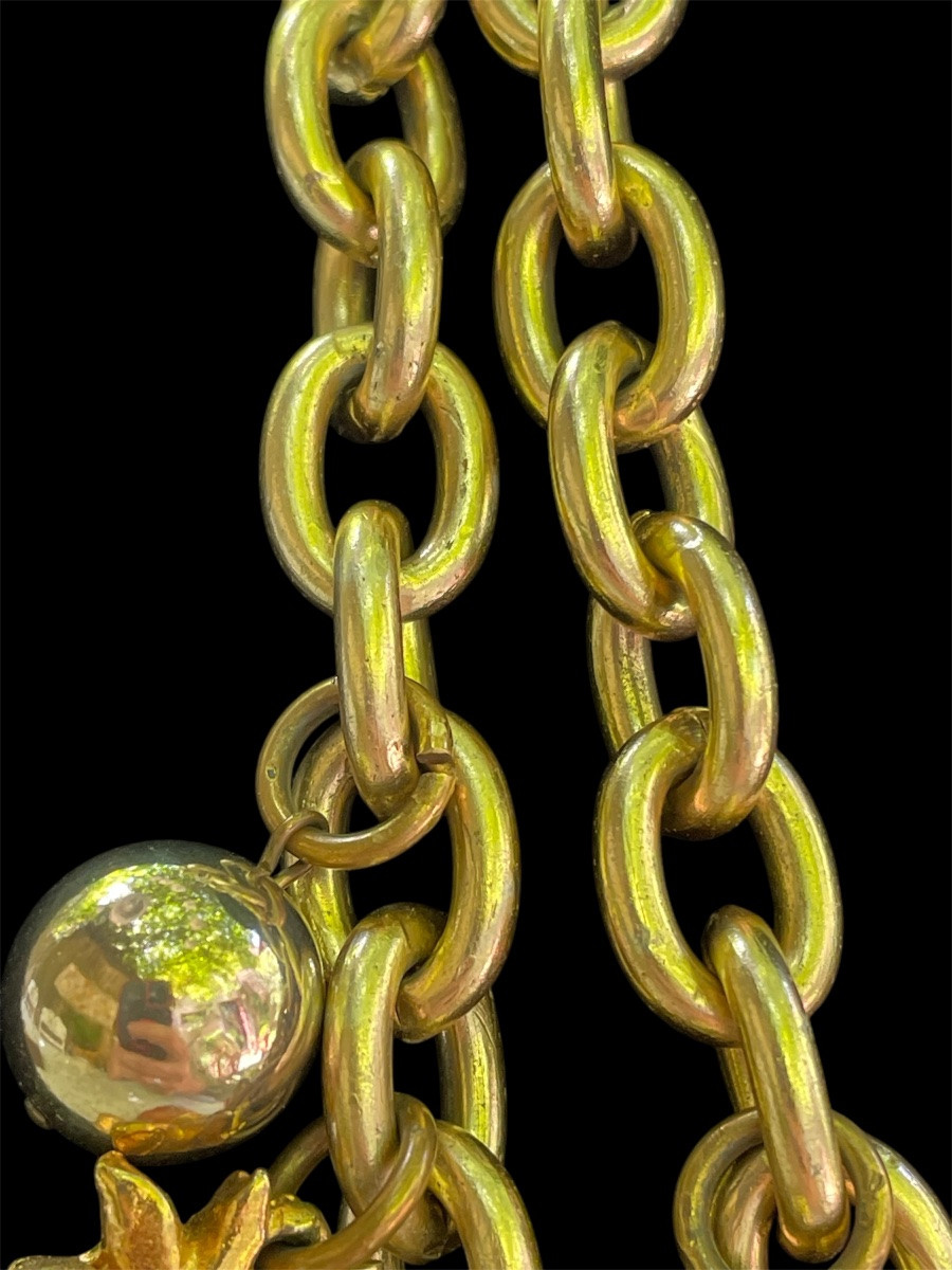 COLLIER COUTURE GRIFFÉ JACKY DE G  EN MÉTAL DORÉ ET BRELOQUES, VINTAGE -photo-1