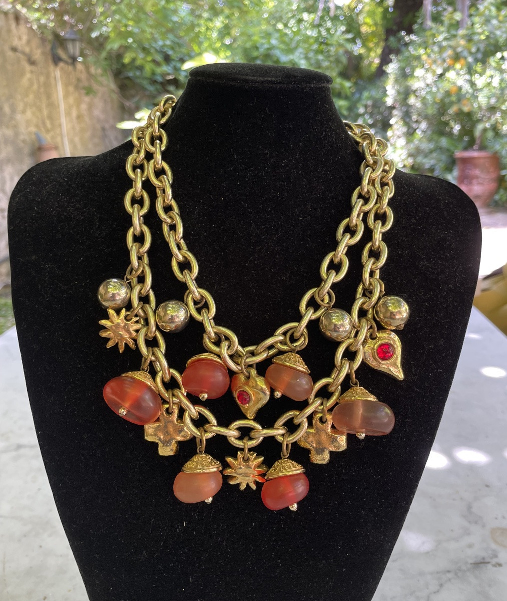 COLLIER COUTURE GRIFFÉ JACKY DE G  EN MÉTAL DORÉ ET BRELOQUES, VINTAGE -photo-8