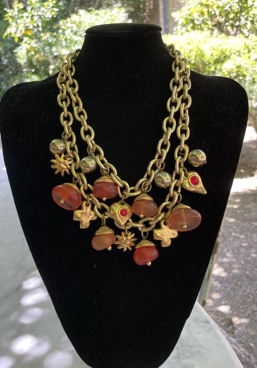 COLLIER COUTURE GRIFFÉ JACKY DE G  EN MÉTAL DORÉ ET BRELOQUES, VINTAGE 