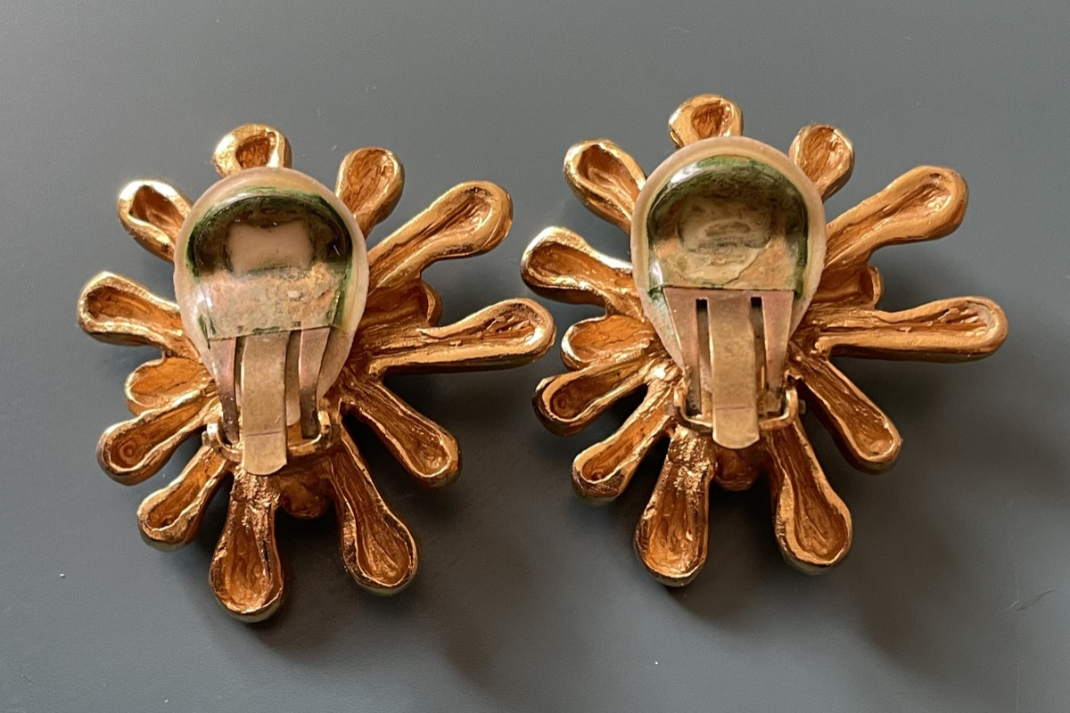 BOUCLES D'OREILLES CLIPS CHRISTIAN LACROIX EN MÉTAL DORÉ VINTAGE BIJOUX COUTURE ANÉMONE   -photo-2