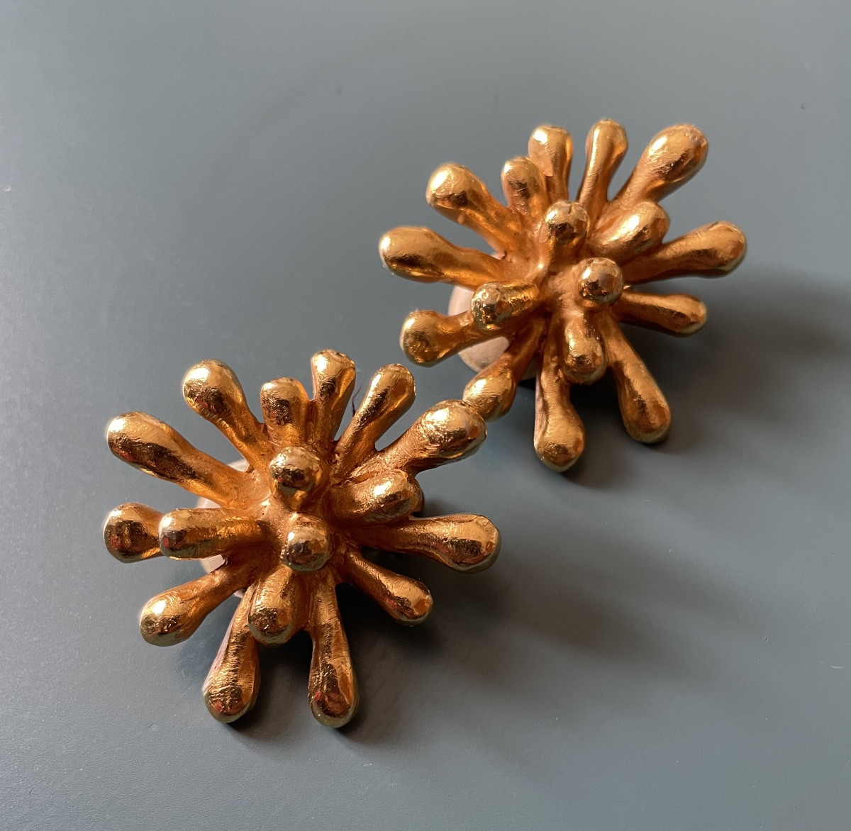 BOUCLES D'OREILLES CLIPS CHRISTIAN LACROIX EN MÉTAL DORÉ VINTAGE BIJOUX COUTURE ANÉMONE   